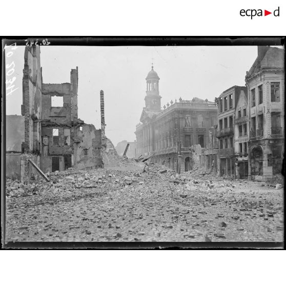 Cambrai, la mairie, au premier plan, maisons incendiées. [légende d'origine]