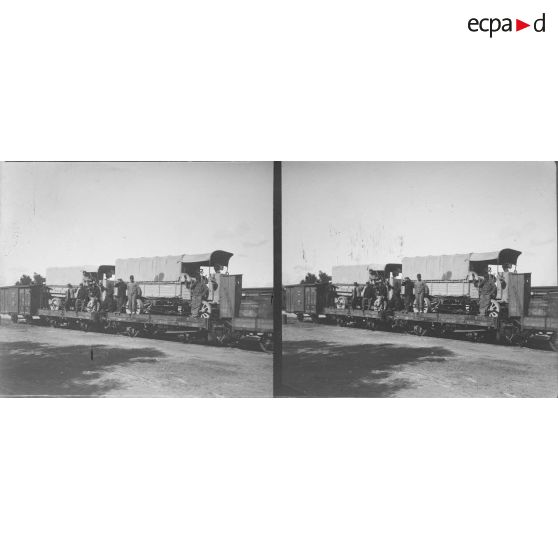 10. Deux camions automobiles sur le train. [légende d'origine]