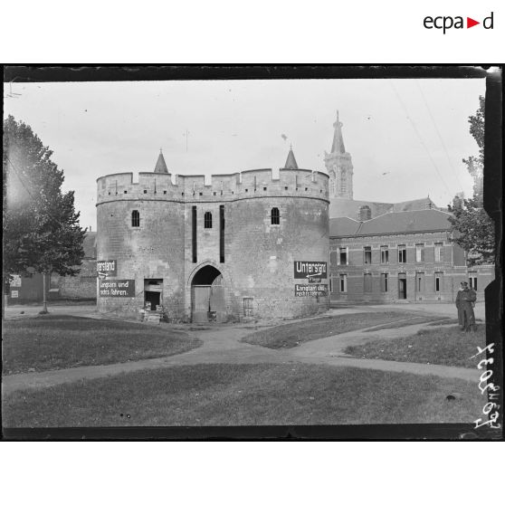 Cambrai, une porte de la ville. Inscriptions allemandes sur les murs. [légende d'origine]