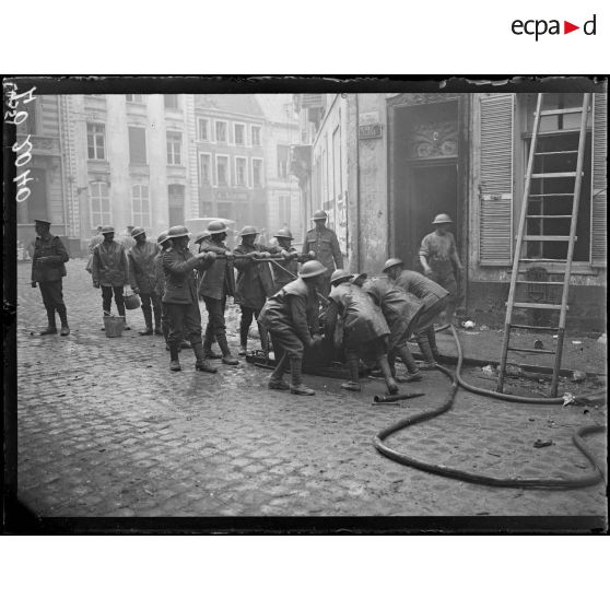 Cambrai, 3 rue Noyon, pionniers anglais combattant l'incendie. [légende d'origine]