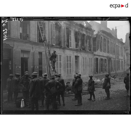 Cambrai, 3 rue Noyon, pionniers anglais combattant l'incendie. [légende d'origine]