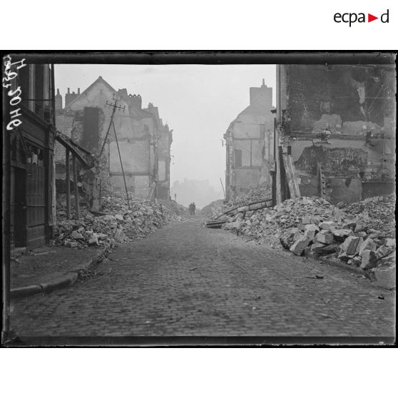 Cambrai, dans le quartier de la cathédrale pendant l'incendie. [légende d'origine]