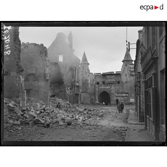 Cambrai, une porte de la ville. Inscriptions allemandes sur les murs. [légende d'origine]