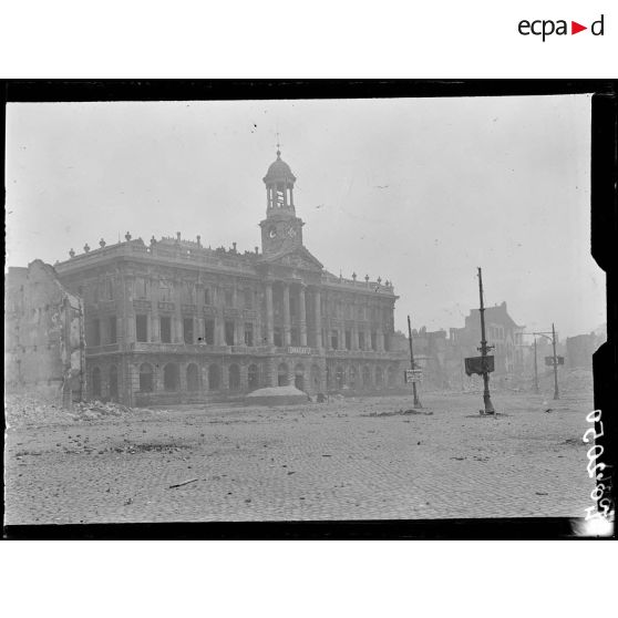 Cambrai, la façade de la mairie, [légende d'origine]