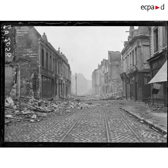 Cambrai, dans le quartier de la cathédrale pendant l'incendie. [légende d'origine]