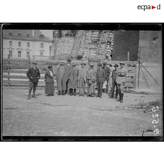 Reims. La mission américaine devant la cathédrale. [légende d'origine]