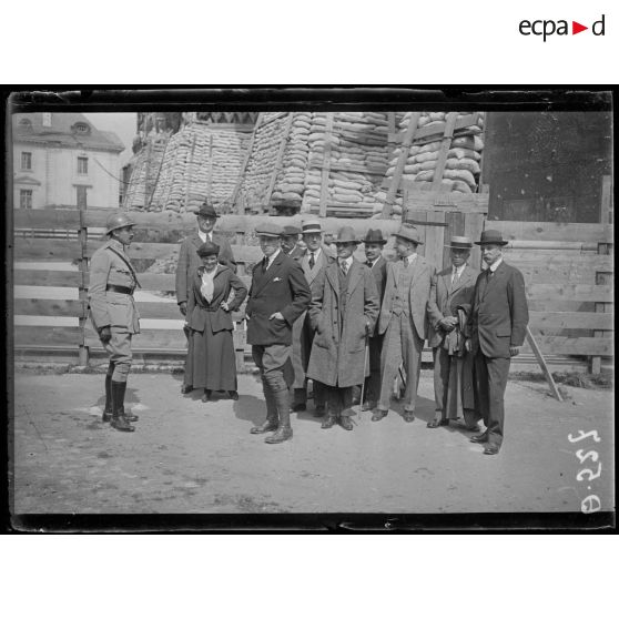 Reims. La mission américaine devant la cathédrale. [légende d'origine]