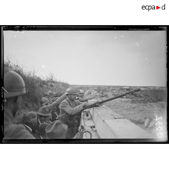 Près Reims. Secteur de la Butte de Tir. Démonstration du fusil lance grenades. [légende d'origine]