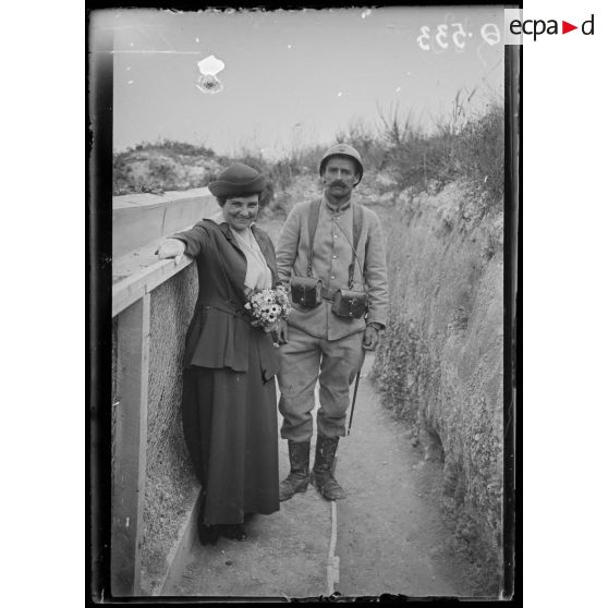 Près Reims. Secteur de la Butte de Tir. Un soldat de donner un bouquet tricolore à Mr Franklin Adams. [légende d'origine]