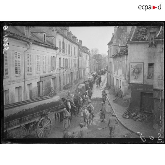 Soissons. Aisne. Passage de pontonniers. [légende d'origine]