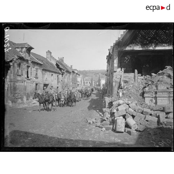 [Un convoi traverse le village de Crouy en ruines.]