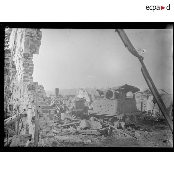 Vauxrot. Aisne. La distillerie. Locomotive détruite. [légende d'origine]