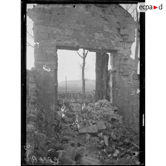 Nord Est de Soissons. Défilé de troupes vu à travers le portail en ruines de la chapelle Saint Paul. [légende d'origine]