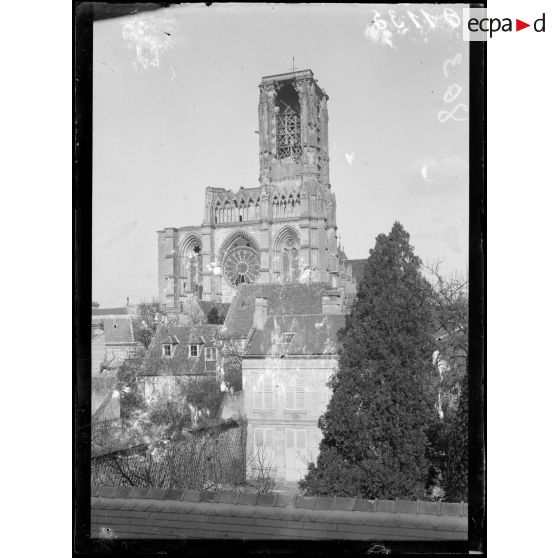 [La cathédrale de Soissons en ruine.]