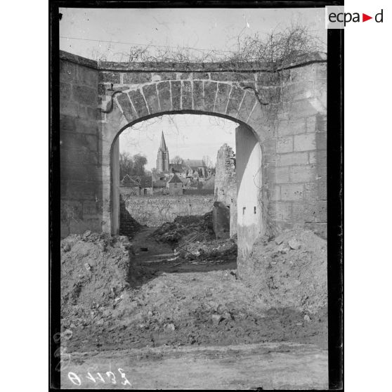 Vue prise sur le village et l'église de Bucy le Long. [légende d'origine]