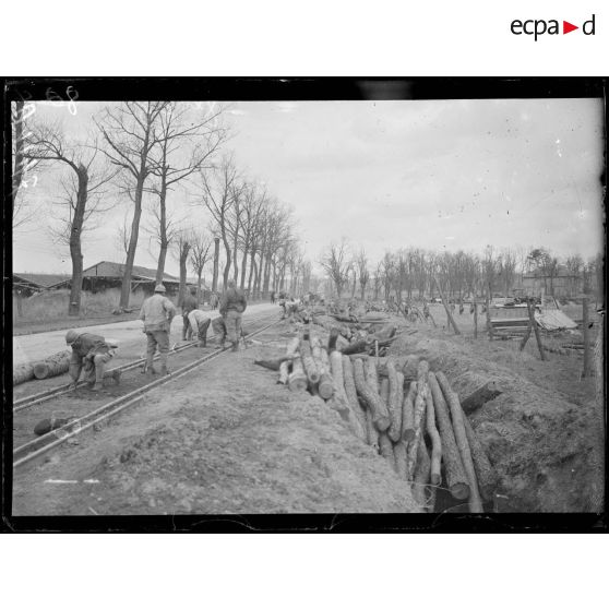 Entre Soissons et Crouy. Réfection d'une voie ferrée. [légende d'origine]