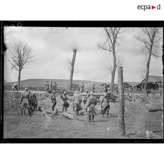 Entre Soissons et Crouy. Sénégalais transportant des rondins. [légende d'origine]