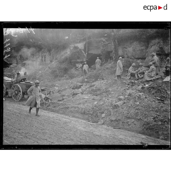 [Dans l'Aisne, vue extérieure de l'entrée d'une carrière devant laquelle se trouve une cuisine roulante.]