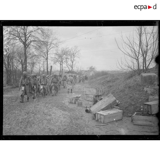 Sur la route de Maubeuge, section de tranchées aux 1eres lignes. [légende d'origine]