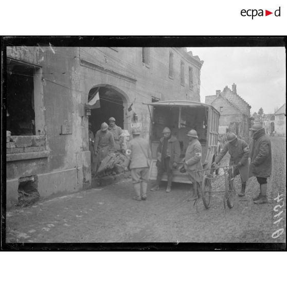 Crouy. Aisne. Arrivée de blessés au poste de secours. [légende d'origine]