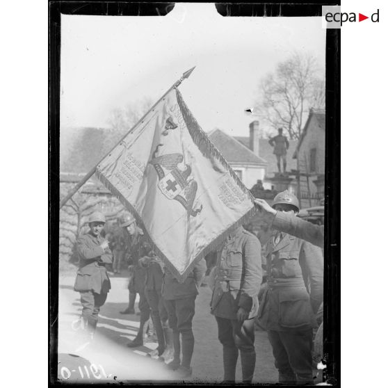 Muizon. Marne. Remise de la croix de la légion d'Honneur par le général Ragueneau à M. Piatt Andrew, fondateur des ambulances américaines. Le drapeau de la section. [légende d'origine]