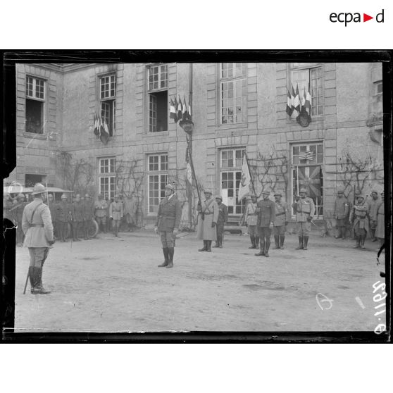 Muizon. Marne. Remise de la croix de la légion d'Honneur par le général Ragueneau à M. Piatt Andrew, fondateur des ambulances américaines. Le drapeau de la section. [légende d'origine]