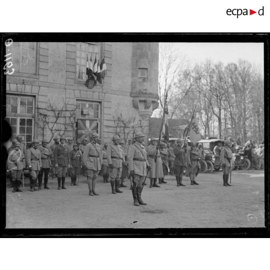 Muizon. Marne. Remise de décoration par le général Ragueneau. [légende d'origine]