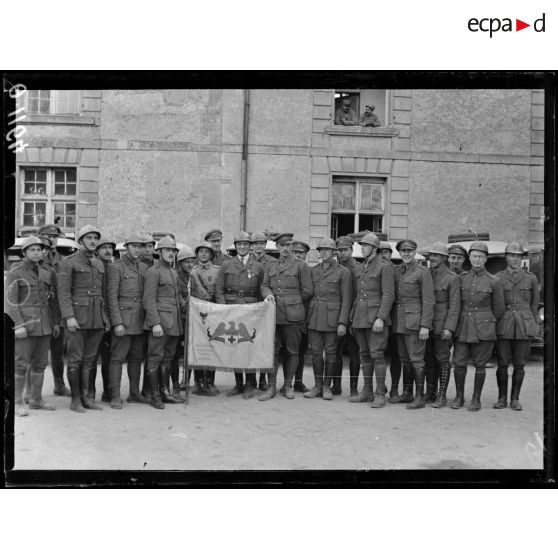 Muizon. Marne. Remise de décoration. Mr Piatt Andrew et le personnel des ambulances américaines. [légende d'origine]