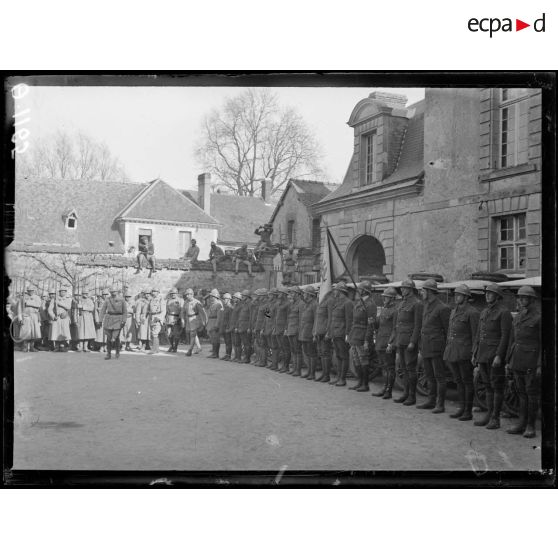 Muizon. Marne. Remise de décoration. Le drapeau de la section d'ambulances américaines. [légende d'origine]