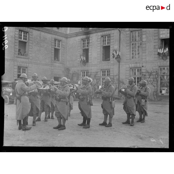 Muizon. Marne. Remise de décorations. Les cors du 123e territorial pendant la cérémonie. [légende d'origine]