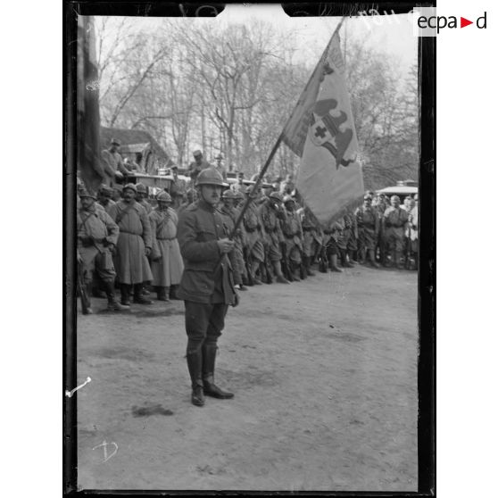 Muizon. Marne. Remise de décoration. Le drapeau de la section d'ambulanciers américains. [légende d'origine]