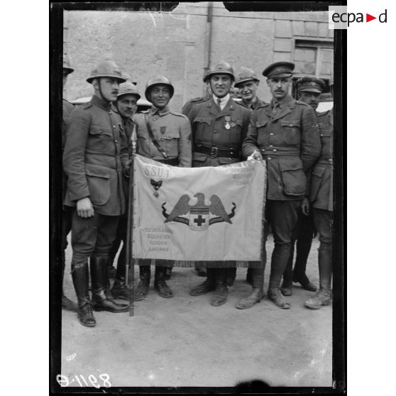 Muizon. Marne. Remise de décoration. Le drapeau de la section d'ambulanciers américains. [légende d'origine]