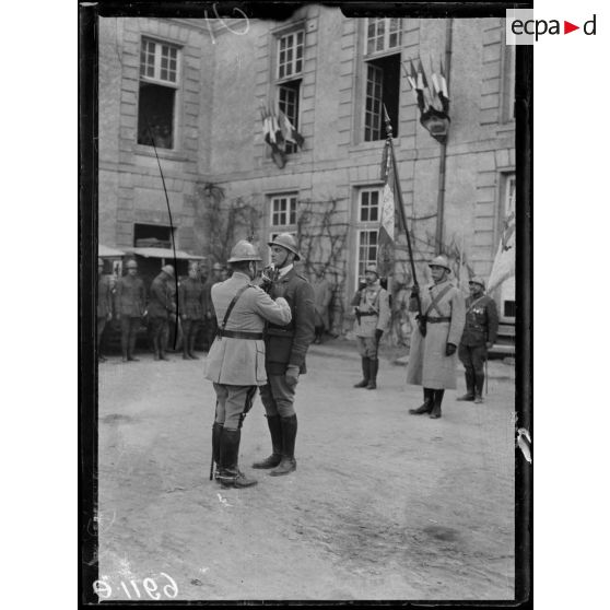 Muizon. Marne. Remise de décoration. Remise de la croix de la légion d'Honneur à Mr. Piatt Andrew. [légende d'origine]