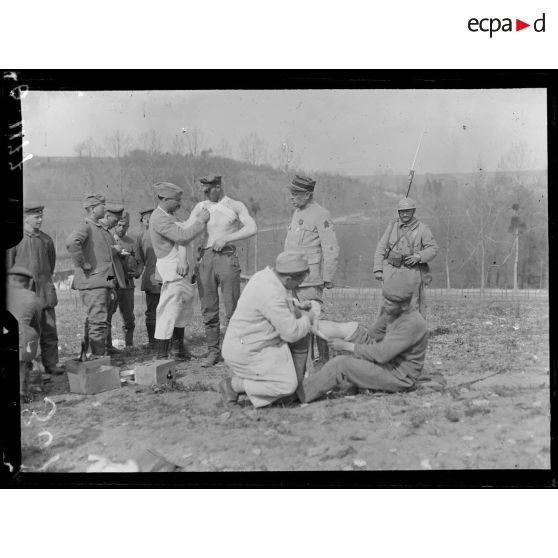 Camp d'Orval. Marne. Visite médicale aux prisonniers. Pansement des blessés. [légende d'origine]