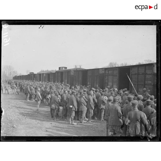 Jonchery. Marne. Embarquement de 300 prisonniers allemands. [légende d'origine]