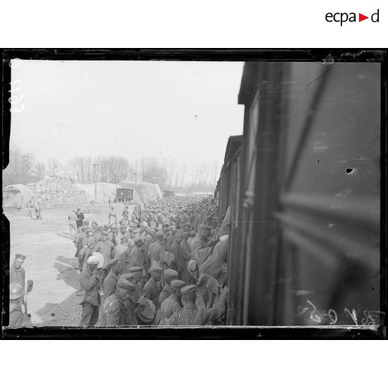 Jonchery. Marne. Embarquement de 300 prisonniers allemands. [légende d'origine]