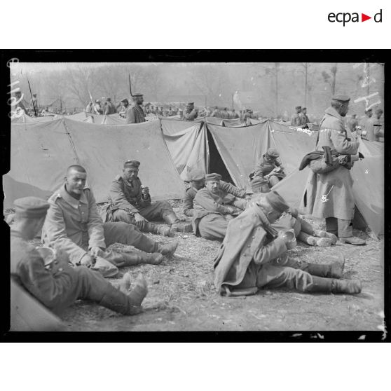 Camp d'Orval. Marne. Prisonniers allemands à leur repas. [légende d'origine]