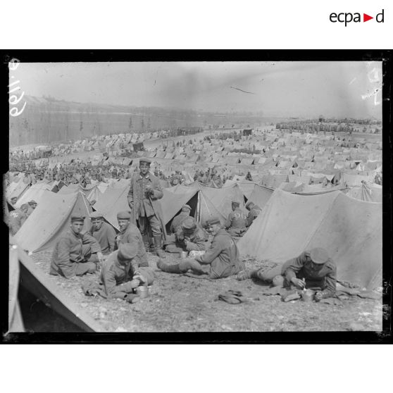 Camp d'Orval. Marne. Prisonniers allemands à leur repas. [légende d'origine]