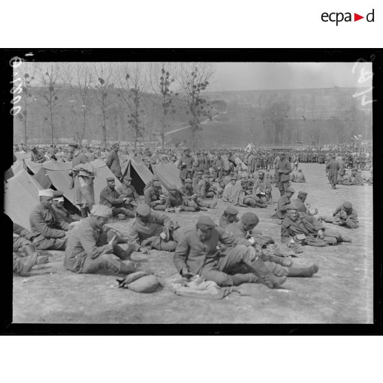 Camp d'Orval. Marne. Prisonniers allemands à leur repas. [légende d'origine]