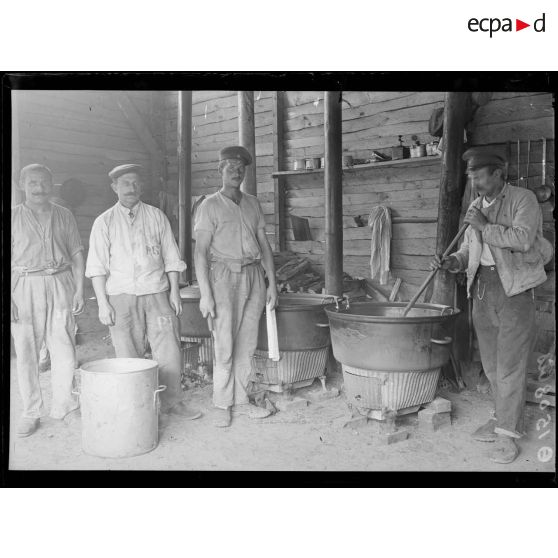 [Verberie. Scierie militaire ; camp des prisonniers allemands, la cuisine.]