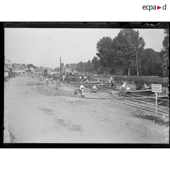 [Verberie. Service routier. Transbordement des pierres à la brouette pratiqué avant la construction du transbordeur Dessoliers.]