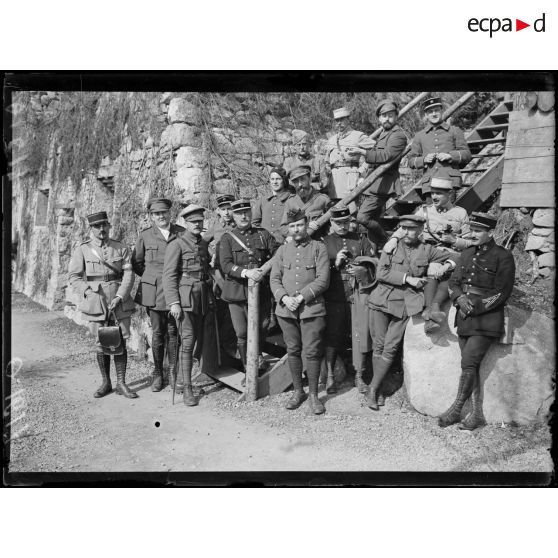 [Photographie de groupe rassemblant des autorités militaires.]