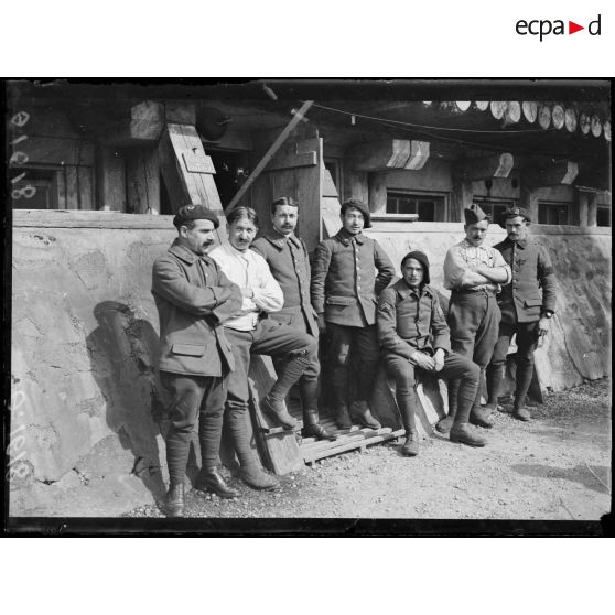 [Photographie de groupe rassemblant des autorités militaires, devant un abri.]