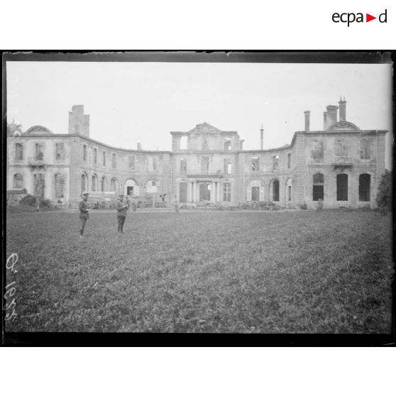 [Un camp militaire dans un bâtiment en ruine.]