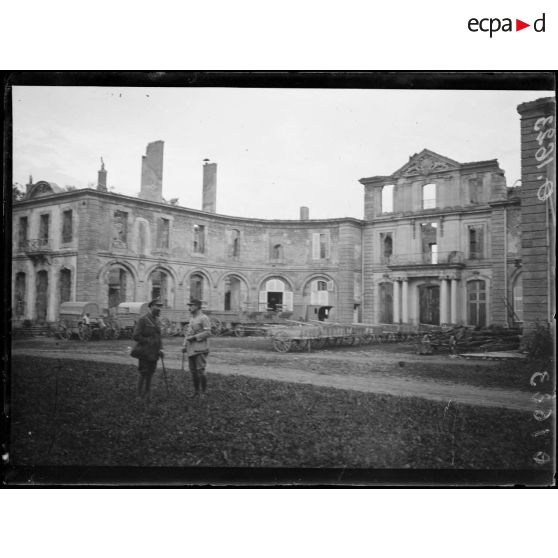 [Un camp militaire dans un bâtiment en ruine.]