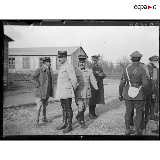 [Photographie de groupe rassemblant des autorités militaires.]