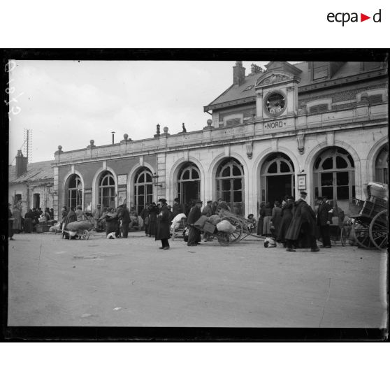 [Gare de Compiègne : des civils sont évacués.]