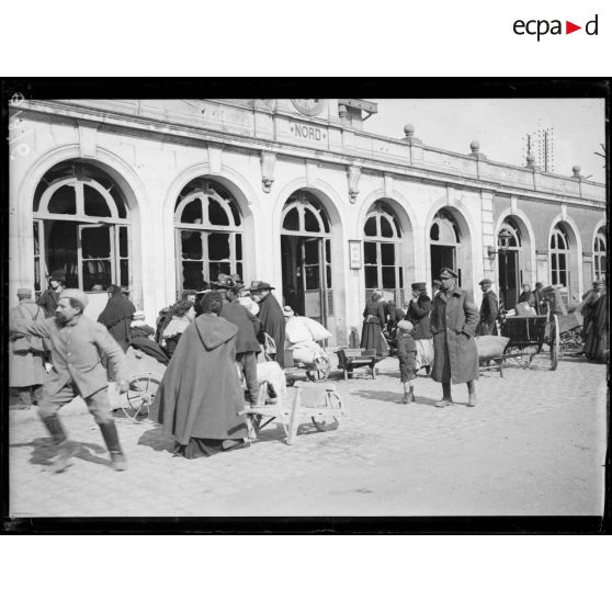 [Gare de Compiègne : des civils sont évacués.]