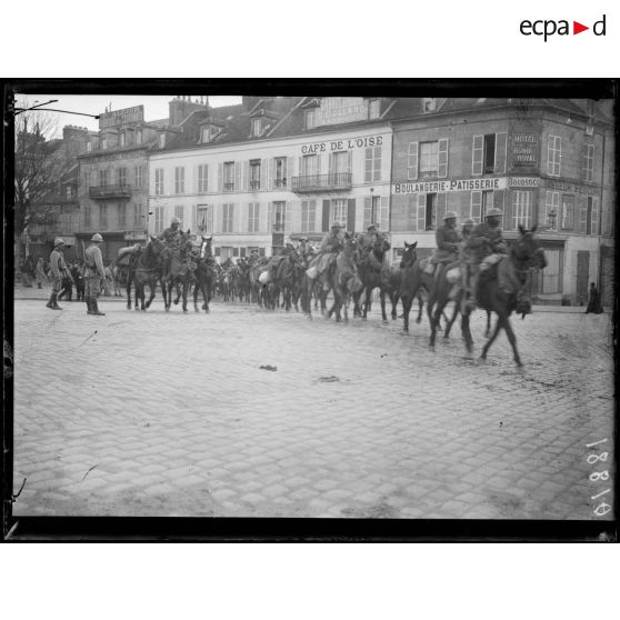 [Un défilé de cavaliers en centre ville.]