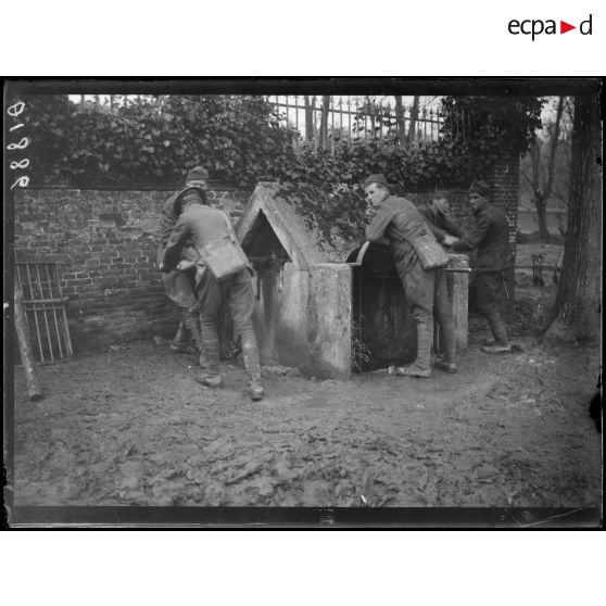 [Des soldats élèvent l'eau d'un puits à l'aide de manivelles.]